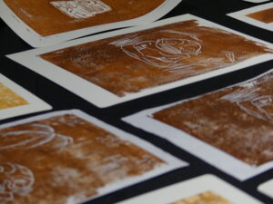 Photographie de plusieurs linogravure couleur marron